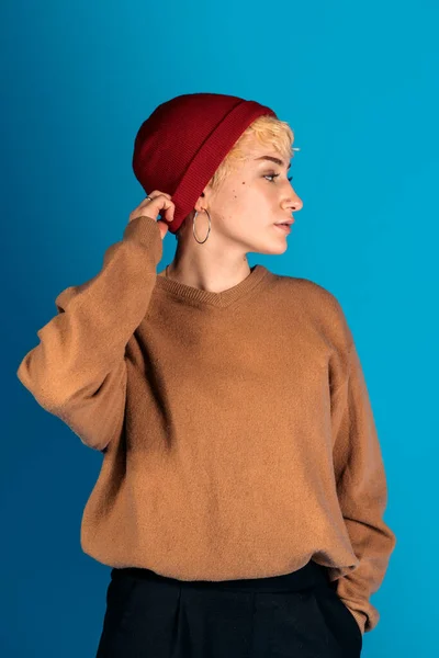 Wanita Keren Dengan Topi Studio — Stok Foto