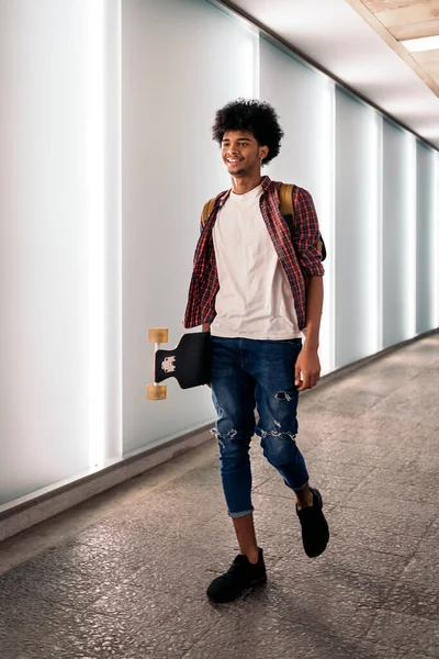 Foto Saham Seorang Pemuda Afro Berjalan Kota Dan Membawa Papan — Stok Foto