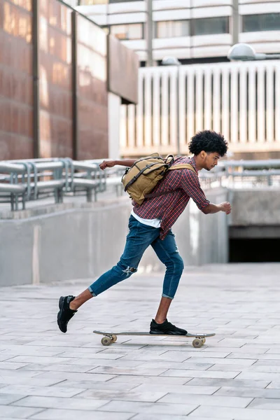Foto Saham Anak Laki Laki Afro Melakukan Skate Kota — Stok Foto