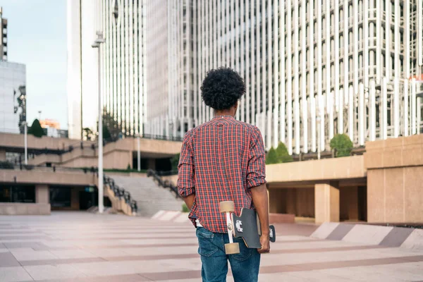 Foto Stock Skater Boy Não Reconhecido Andando Cidade Com Seu — Fotografia de Stock