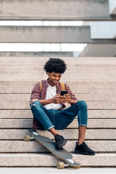 Lihat Samping Afro Boy Menggunakan Telepon Muda Laki Laki Afro — Stok Foto