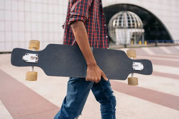 Foto Saham Dari Anak Skater Yang Tidak Dikenal Berjalan Kota — Stok Foto