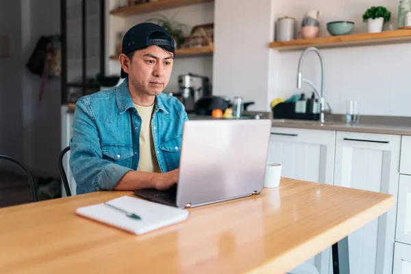 Adegan Pagi Seorang Pria Asia Bekerja Dengan Laptop Dari Dapur — Stok Foto
