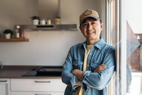 Porträt Mit Kopierraum Eines Freundlichen Asiatischen Mannes Der Hause Vor — Stockfoto