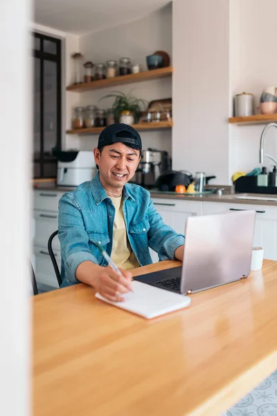 Vertical Foto Feliz Sorridente Asiático Homem Trabalhando Partir Casa Imagem De Stock