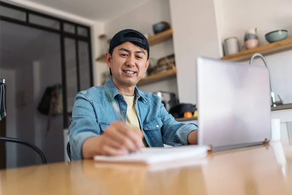 Foto Eines Glücklichen Asiatischen Mannes Der Von Hause Aus Arbeitet Stockbild