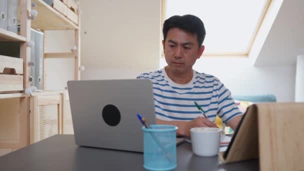Vídeo Homem Asiático Casual Usando Laptop Escrita Escritório Casa — Vídeo de Stock