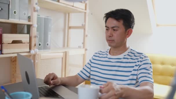 Video Hombre Chines Casual Tomando Café Mientras Usa Una Computadora — Vídeo de stock