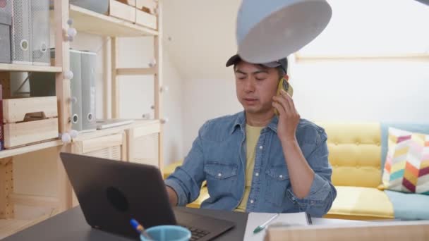 Video Overarbeidet Kineser Som Jobber Med Fjernarbeid Samtidig Hjemmekontor – stockvideo