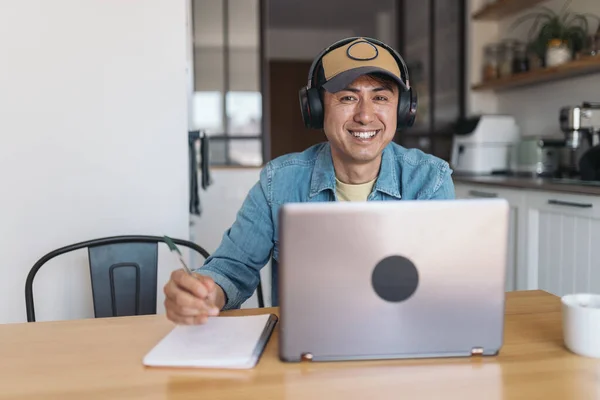 Щасливий Азіатський Випадковий Бізнесмен Використовує Навушники Під Час Онлайн Зустрічі — стокове фото