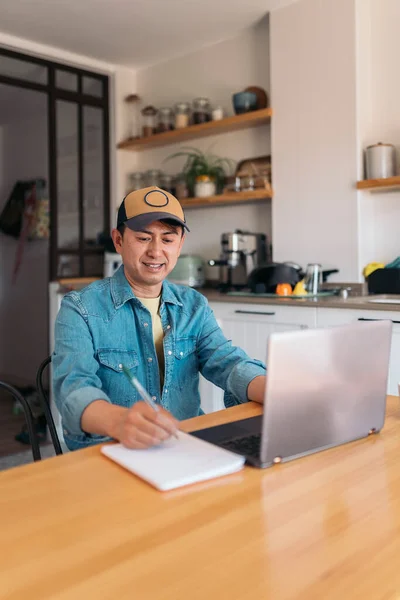 Asyalı Sıradan Bir Adamının Yazarken Evde Çalışırken Bilgisayarını Kullanırken Çekilmiş — Stok fotoğraf