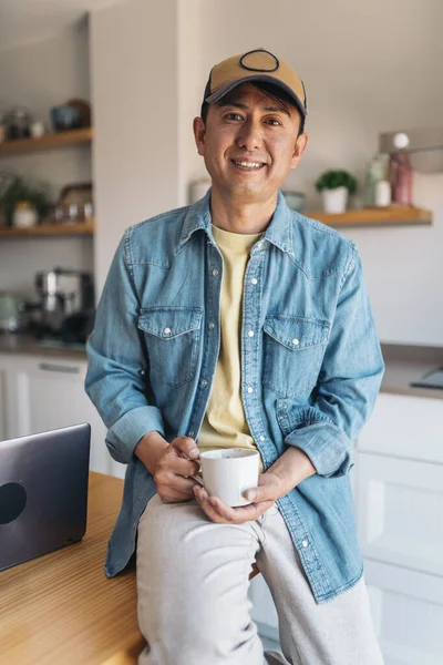 Evin Mutfağında Ofisinin Yanında Kahve Içen Asyalı Bir Adamın Dikey — Stok fotoğraf