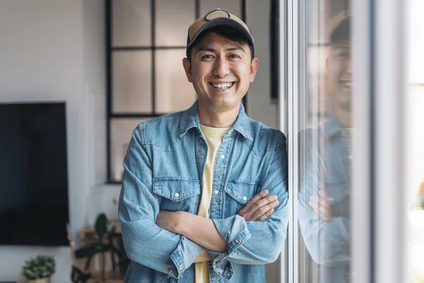 Портрет Счастливого Китайского Случайного Бизнесмена Смотрящего Улыбающегося Камеру Стоящую Дома — стоковое фото