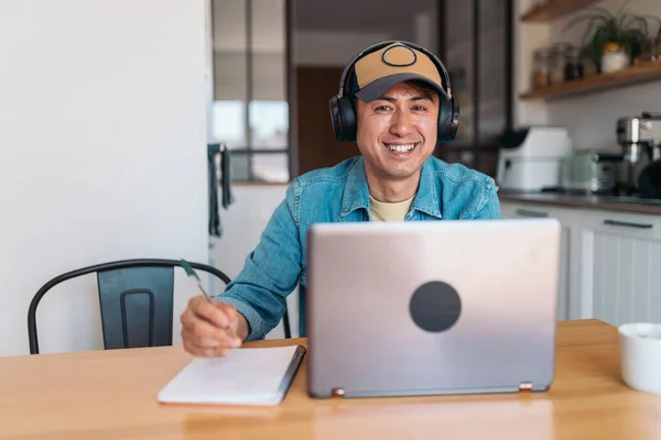 Glückliche Asiatische Gelegenheitsunternehmer Mit Kopfhörern Während Eines Online Meetings Während Stockfoto