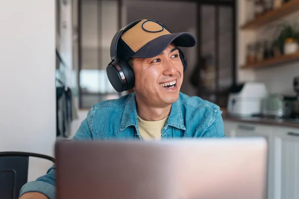 Glückliche Asiatische Gelegenheitsunternehmer Mit Kopfhörern Während Eines Online Meetings Während Stockbild