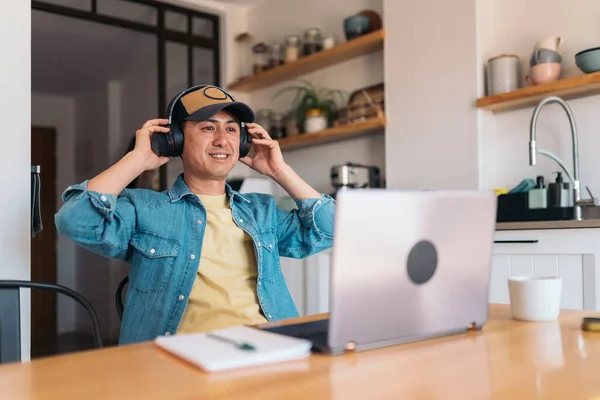 Щасливий Азіатський Випадковий Бізнесмен Використовує Навушники Під Час Роботи Вдома Ліцензійні Стокові Фото