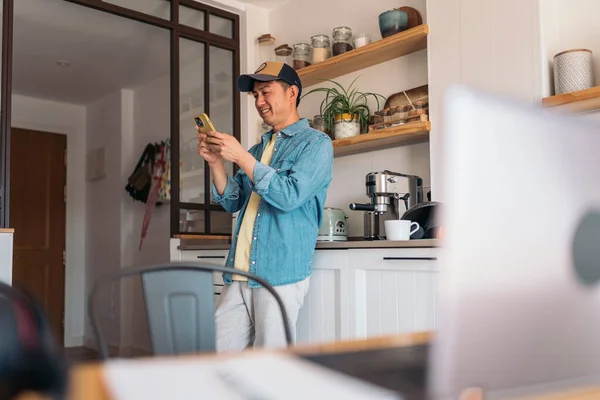Обычный Китайский Бизнесмен Использующий Мобильный Телефон Стоящий Кухне Рядом Домашним Лицензионные Стоковые Фото