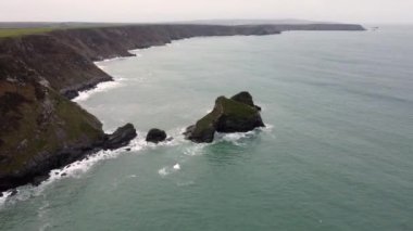 Portreath 'dan Godrevy Havacılık' a sahil yolu Cornwall UK 'de. 