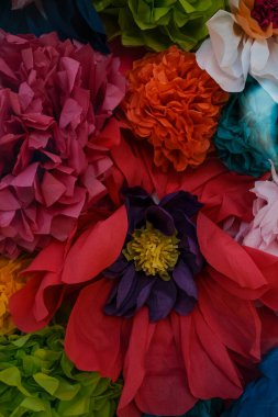 Çok renkli kağıt çiçek modelleri 