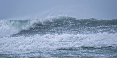 Kilisenin kıvrımlı dalgası Porthleven CORNWALL İngiltere 