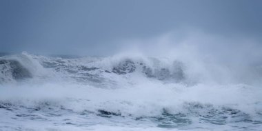 Cornwall İngiltere 'de dalgalar çarpıyor. 