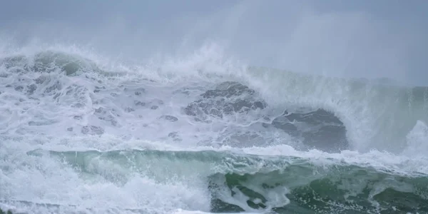 Valuri Prăbușite Cornwall Anglia — Fotografie, imagine de stoc