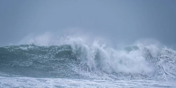 チャペル ポース コーンウォールで波が砕ける — ストック写真