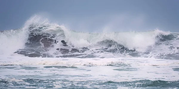 Krachende Wellen Vor Chapel Porth Beach Cornwall England — Stockfoto