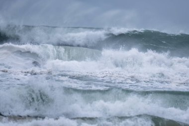 Kilisenin sundurması Cornwall İngiltere 'de dalgalar çarpıyor. 