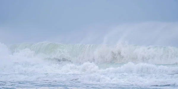 Розбиваючи Хвилі Біля Горбатого Порта Берегова Огорожа — стокове фото