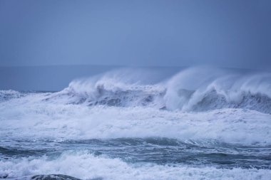 Kilisedeki dalgalar Porth Cornwall İngiltere 