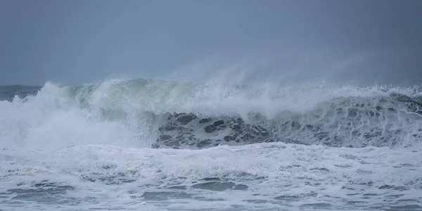Хвилі Каплиці Porth Cornwall England — стокове фото