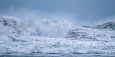 Kilisedeki dalgalar Porth Cornwall İngiltere 