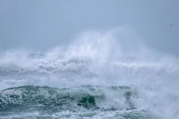 Хвилі Каплиці Porth Cornwall England — стокове фото