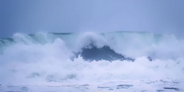 Krachende Wellen Vor Chapel Porth Beach Cornwall Großbritannien — Stockfoto