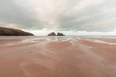 Holywell Körfezi Cornwall İngiltere dramatik gökyüzü ile 