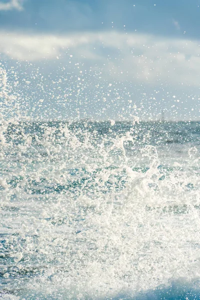 波の水がコーンウォールを吹き飛ばす — ストック写真
