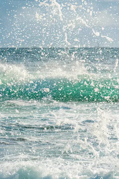 波の水がコーンウォールを吹き飛ばす — ストック写真