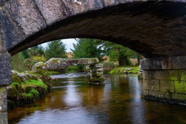 Dartmoor nehri üzerindeki köprü Devon İngiltere 