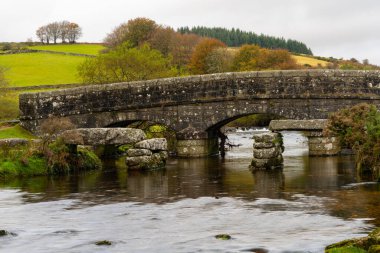 Dartmoor nehri üzerindeki köprü Devon İngiltere 