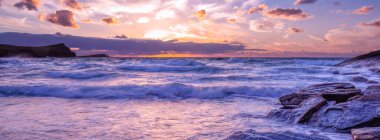 Günbatımında Newquay yakınlarındaki Whipsiderry plajı. Cornwall İngiltere 
