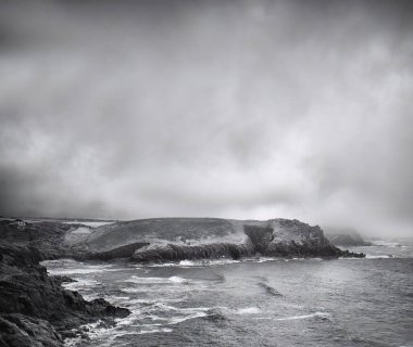 Siyah beyaz Cornwall UK 'deki Nanjizal. 