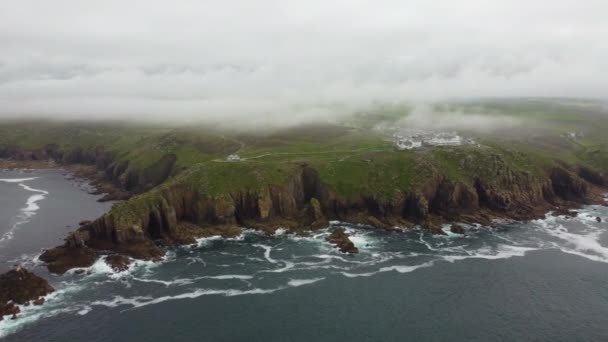 Landsend Een Mistige Dag Vanuit Lucht Drone Cornwall England — Stockvideo