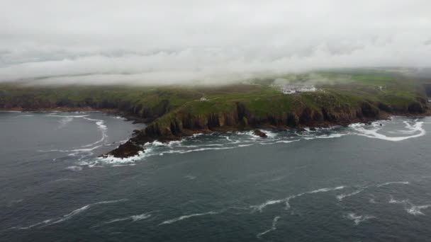 Landsend Una Giornata Nebbiosa Dal Drone Aereo Cornwall Inghilterra Regno — Video Stock