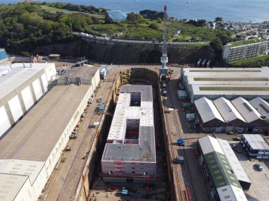 Dorset 'teki mülteciler için Bibby Stockholm mavnası. Falmouth Limanı Mısır Duvarı İngiltere 'de 