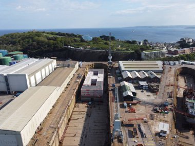 Dorset 'teki mülteciler için Bibby Stockholm mavnası. Falmouth Limanı Mısır Duvarı İngiltere 'de 