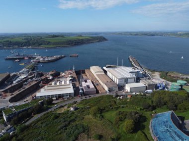 Dorset 'teki mülteciler için Bibby Stockholm mavnası. Falmouth Limanı Mısır Duvarı İngiltere 'de 