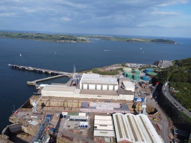 Dorset 'teki mülteciler için Bibby Stockholm mavnası. Falmouth Limanı Mısır Duvarı İngiltere 'de 