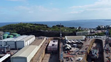 Mülteci mavnası yenileniyor. Falmouth limanı İngiltere 'nin mısır duvarı kenarı. 