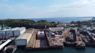 Mülteci mavnası yenileniyor. Falmouth limanı İngiltere 'nin mısır duvarı kenarı. 